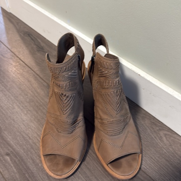 Vince Camuto Tan Peep-Toe Leather Ankle Booties - 7.5 - Picture 6 of 6